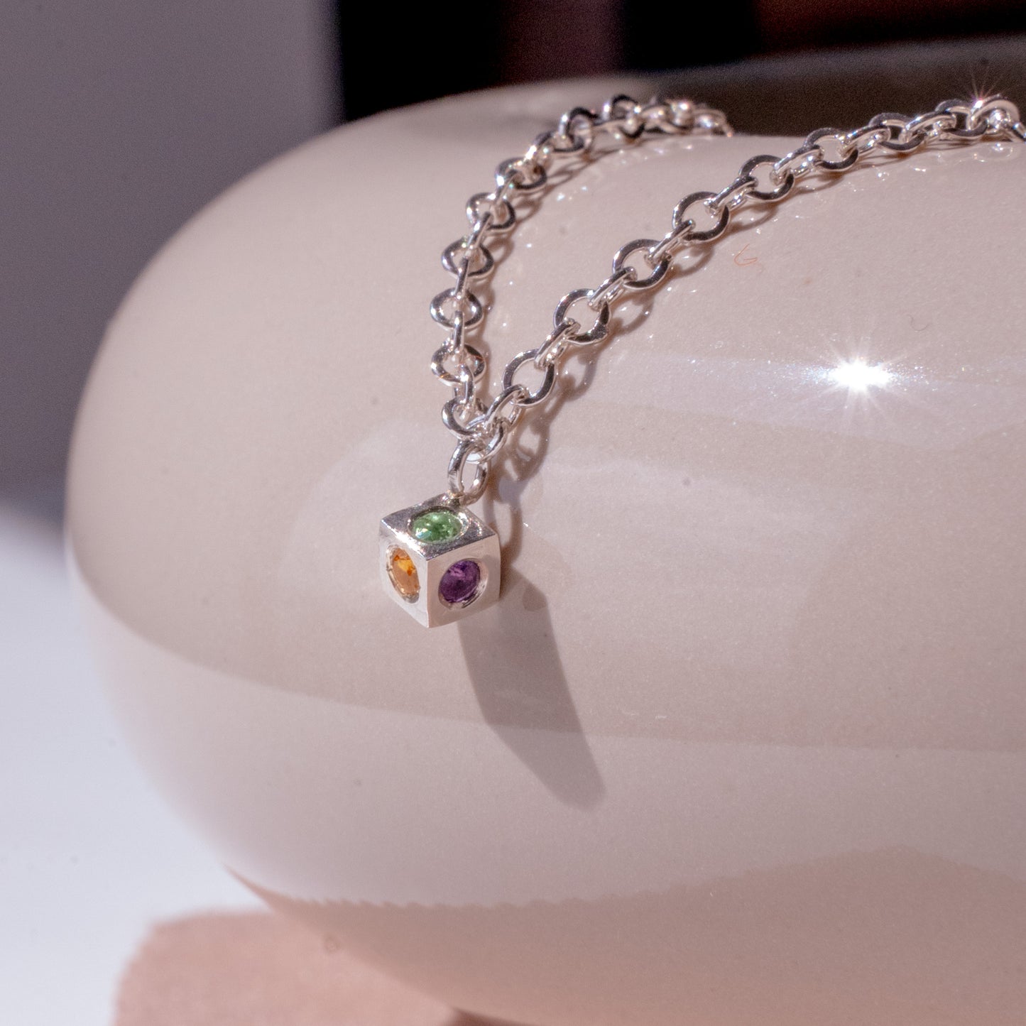 Pulsera con Charm de Cubo