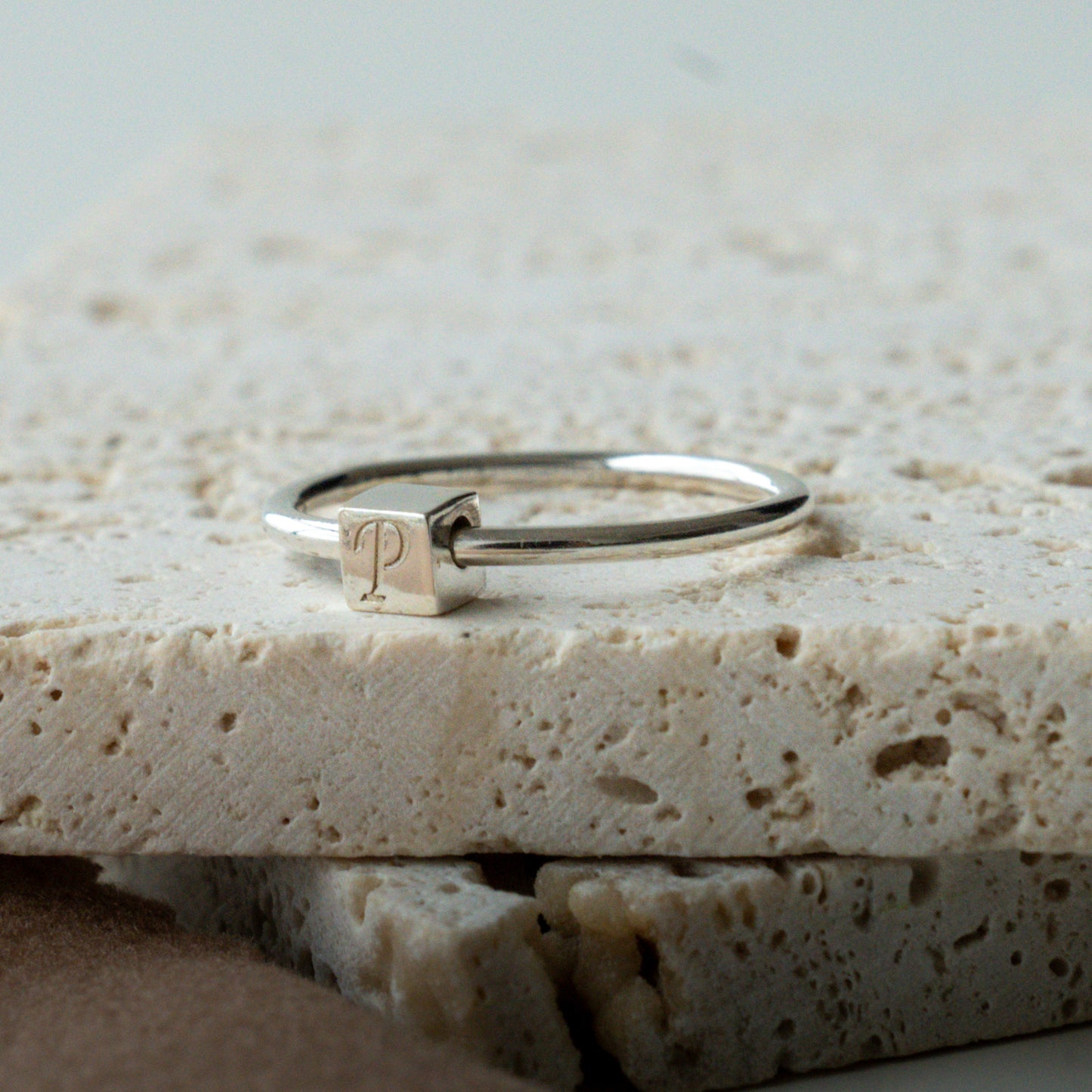 Anillo Cubo con Letra